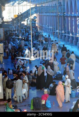 Lahore, Pakistan. 28 juillet 2020. Les Pakistanais partent pour leur ville natale et leurs villages pour célébrer Eid al-Adha avec leur amour et les membres de leur famille » à la gare, tandis que le gouvernement du Punjab a annoncé un verrouillage complet dans le cadre de l'épidémie de virus corona avant Eid-ul-Azha du 28 juillet au 5 août à Lahore. (Photo de Rana Sajid Hussain/Pacific Press) crédit: Pacific Press Media production Corp./Alay Live News Banque D'Images