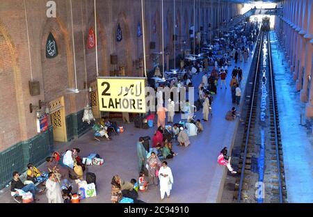 Lahore, Pakistan. 28 juillet 2020. Les Pakistanais partent pour leur ville natale et leurs villages pour célébrer Eid al-Adha avec leur amour et les membres de leur famille » à la gare, tandis que le gouvernement du Punjab a annoncé un verrouillage complet dans le cadre de l'épidémie de virus corona avant Eid-ul-Azha du 28 juillet au 5 août à Lahore. (Photo de Rana Sajid Hussain/Pacific Press) crédit: Pacific Press Media production Corp./Alay Live News Banque D'Images