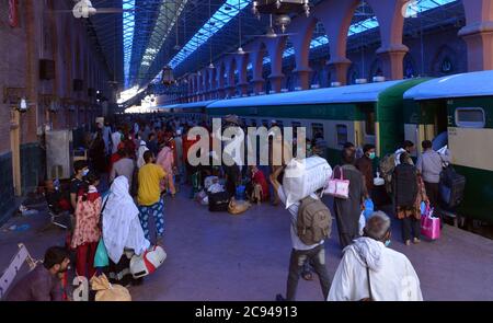 Lahore, Pakistan. 28 juillet 2020. Les Pakistanais partent pour leur ville natale et leurs villages pour célébrer Eid al-Adha avec leur amour et les membres de leur famille » à la gare, tandis que le gouvernement du Punjab a annoncé un verrouillage complet dans le cadre de l'épidémie de virus corona avant Eid-ul-Azha du 28 juillet au 5 août à Lahore. (Photo de Rana Sajid Hussain/Pacific Press) crédit: Pacific Press Media production Corp./Alay Live News Banque D'Images