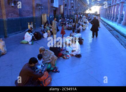 Lahore, Pakistan. 28 juillet 2020. Les Pakistanais partent pour leur ville natale et leurs villages pour célébrer Eid al-Adha avec leur amour et les membres de leur famille » à la gare, tandis que le gouvernement du Punjab a annoncé un verrouillage complet dans le cadre de l'épidémie de virus corona avant Eid-ul-Azha du 28 juillet au 5 août à Lahore. (Photo de Rana Sajid Hussain/Pacific Press) crédit: Pacific Press Media production Corp./Alay Live News Banque D'Images