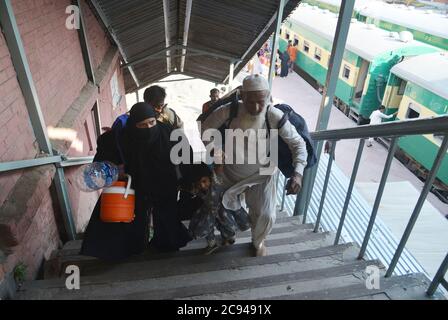 Lahore, Pakistan. 28 juillet 2020. Les Pakistanais partent pour leur ville natale et leurs villages pour célébrer Eid al-Adha avec leur amour et les membres de leur famille » à la gare, tandis que le gouvernement du Punjab a annoncé un verrouillage complet dans le cadre de l'épidémie de virus corona avant Eid-ul-Azha du 28 juillet au 5 août à Lahore. (Photo de Rana Sajid Hussain/Pacific Press) crédit: Pacific Press Media production Corp./Alay Live News Banque D'Images