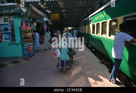 Lahore, Pakistan. 28 juillet 2020. Les Pakistanais partent pour leur ville natale et leurs villages pour célébrer Eid al-Adha avec leur amour et les membres de leur famille » à la gare, tandis que le gouvernement du Punjab a annoncé un verrouillage complet dans le cadre de l'épidémie de virus corona avant Eid-ul-Azha du 28 juillet au 5 août à Lahore. (Photo de Rana Sajid Hussain/Pacific Press) crédit: Pacific Press Media production Corp./Alay Live News Banque D'Images