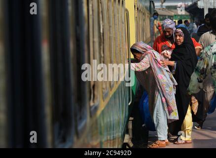 Lahore, Pakistan. 28 juillet 2020. Les Pakistanais partent pour leur ville natale et leurs villages pour célébrer Eid al-Adha avec leur amour et les membres de leur famille » à la gare, tandis que le gouvernement du Punjab a annoncé un verrouillage complet dans le cadre de l'épidémie de virus corona avant Eid-ul-Azha du 28 juillet au 5 août à Lahore. (Photo de Rana Sajid Hussain/Pacific Press) crédit: Pacific Press Media production Corp./Alay Live News Banque D'Images