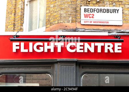 Londres, Royaume-Uni. 28 juillet 2020. Marquage sur le magasin Flight Centre de Covent Garden, Londres. Tous les magasins Flight Centre restent fermés en raison de la crise de Covid-19 et avec l'incertitude de ''˜Air Bridges' comme l'Espagne, c'est une cravate dure pour les agents de voyage. Crédit : Dave Rushen/SOPA Images/ZUMA Wire/Alay Live News Banque D'Images