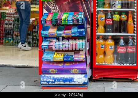 Produits FMCG (produits de consommation à mouvement rapide) présentés sur une étagère de rue du marché traditionnel à Besiktas, Istanbul / Turquie. Banque D'Images