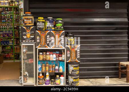 Des suppléments sportifs emballés et des produits de nutrition exposés sur une étagère de rue du marché traditionnel à Eminonu, Istanbul / Turquie. Banque D'Images