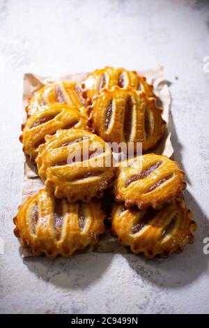 Biscuits aux fruits.pâtisseries farcies aux pommes.dessert sucré.nourriture et boissons saines. Banque D'Images