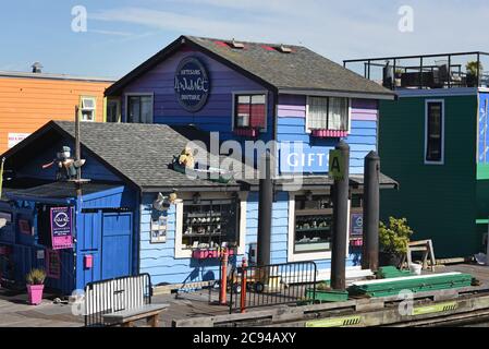 Boutique de cadeaux flottante dans la zone du floathome à Fisherman’s Wharf à Victoria, en Colombie-Britannique, au Canada, sur l’île de Vancouver. Fisherman’s Wharf est un popula Banque D'Images