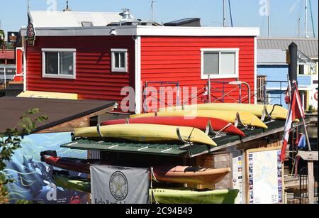 Kayaks colorés, boutiques flottantes, restaurants et flottomes à Fisherman’s Wharf à Victoria, Colombie-Britannique, Canada sur l’île de Vancouver. Fischerma Banque D'Images