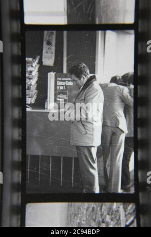 Belle photo de rue noir et blanc vintage des années 70 de gens réguliers travaillant à la mouture quotidienne au Mexique. Banque D'Images