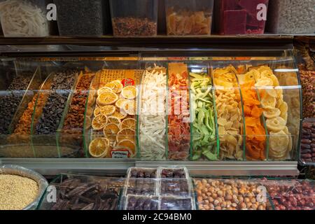 Groupe de fruits secs colorés au soleil sur la vitrine de la boutique dans le bazar Eminonu d'Istanbul / Turquie. Banque D'Images