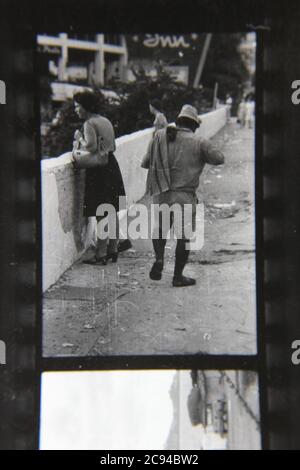 Belle photo de rue noir et blanc vintage des années 70 de gens réguliers travaillant à la mouture quotidienne au Mexique. Banque D'Images