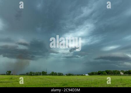 Panorama d'un système de tempête massive, qui est une étape avant la tornade, passe sur une partie herbeuse des grandes plaines tout en essayant férocement de générer plus Banque D'Images