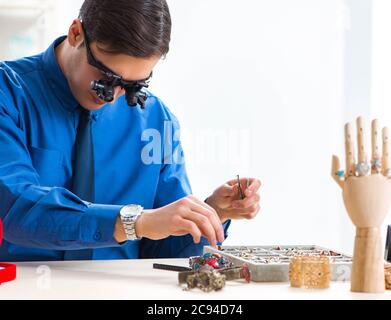 Le bijoutier travaillant avec des bijoux de luxe dans l'atelier Banque D'Images