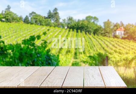 Table avec un modèle de tableau noir contre le vignoble, concept publicitaire Banque D'Images