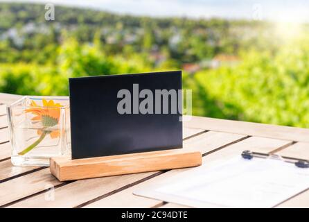 Table avec un modèle de tableau noir contre le vignoble, concept publicitaire Banque D'Images