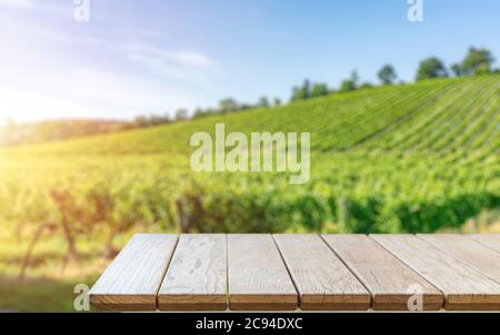 Table avec un modèle de tableau noir contre le vignoble, concept publicitaire Banque D'Images