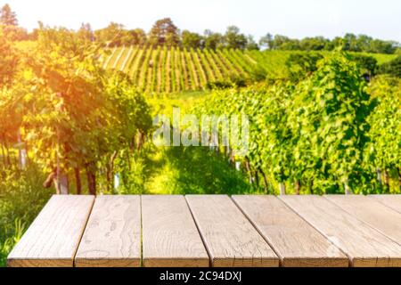 Table avec un modèle de tableau noir contre le vignoble, concept publicitaire Banque D'Images