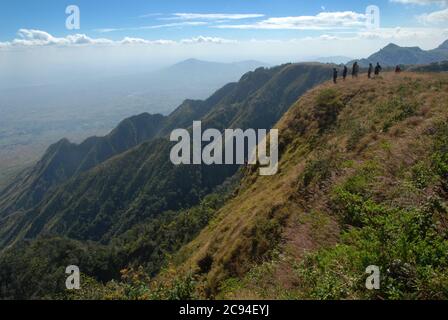 Vue sur Zomba et les montagnes depuis Chingwes Hole, plateau de Zomba, Malawi, Afrique. Banque D'Images