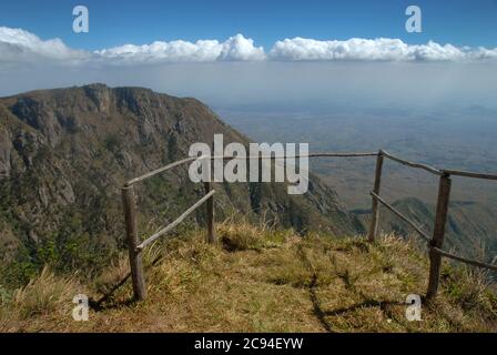 Vue sur Zomba et les montagnes depuis Chingwes Hole, plateau de Zomba, Malawi, Afrique. Banque D'Images