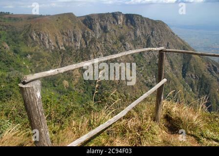 Vue sur Zomba et les montagnes depuis Chingwes Hole, plateau de Zomba, Malawi, Afrique. Banque D'Images