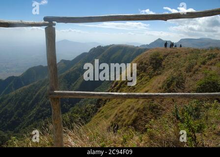 Vue sur Zomba et les montagnes depuis Chingwes Hole, plateau de Zomba, Malawi, Afrique. Banque D'Images