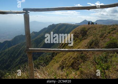 Vue sur Zomba et les montagnes depuis Chingwes Hole, plateau de Zomba, Malawi, Afrique. Banque D'Images