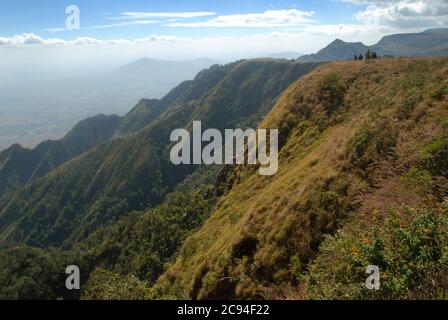 Vue sur Zomba et les montagnes depuis Chingwes Hole, plateau de Zomba, Malawi, Afrique. Banque D'Images