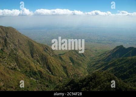 Vue sur Zomba et les montagnes depuis Chingwes Hole, plateau de Zomba, Malawi, Afrique. Banque D'Images