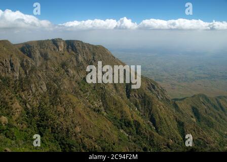 Vue sur Zomba et les montagnes depuis Chingwes Hole, plateau de Zomba, Malawi, Afrique. Banque D'Images