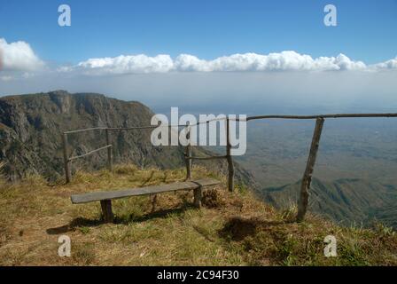 Vue sur Zomba et les montagnes depuis Chingwes Hole, plateau de Zomba, Malawi, Afrique. Banque D'Images