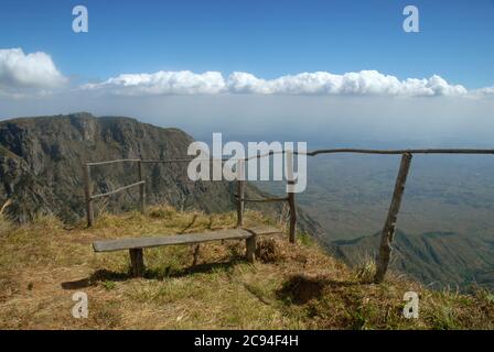 Vue sur Zomba et les montagnes depuis Chingwes Hole, plateau de Zomba, Malawi, Afrique. Banque D'Images