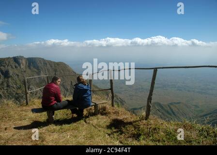 Vue sur Zomba et les montagnes depuis Chingwes Hole, plateau de Zomba, Malawi, Afrique. Banque D'Images