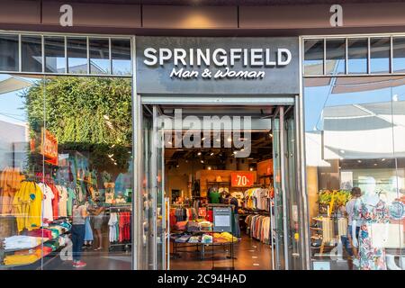 Huelva, Espagne - 27 juillet 2020 : magasin Springfield dans le centre commercial Holea. Cette marque est filiale de Tendam, anciennement le Groupe Cortefiel en est un Banque D'Images