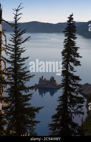 Navire fantôme dans le lac Crater en été pendant la journée, contre ciel bleu, sans nuages, Orgon, Etats-Unis Banque D'Images