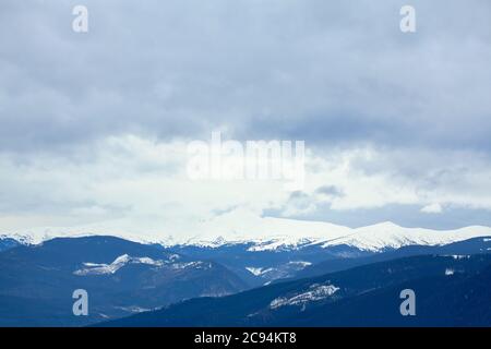 Pics de montagne couverts de neige . Hiver nature Banque D'Images