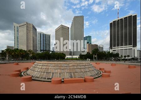 Miami, Floride - le 5 avril 2020 - Mildred et Claude Pepper Fountain dans Bayfront Park avec vue sur la ville en arrière-plan. Banque D'Images