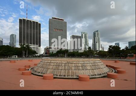 Miami, Floride - le 5 avril 2020 - Mildred et Claude Pepper Fountain dans Bayfront Park avec vue sur la ville en arrière-plan. Banque D'Images