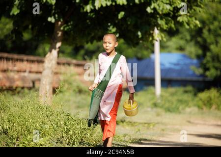 Sagaing/Myanmar-2 octobre 2019: Une nonne novice marche sur la route locale à Mingun Pahtodawgyi. Banque D'Images