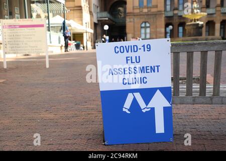 Sydney, Australie. 28 juillet 2020. Panneau de test du coronavirus (Covid-19) à l'hôpital de Sydney, situé au 8 Macquarie Street, Sydney, NSW 2000, Australie. Credit: Richard Milnes/Alamy Live News Banque D'Images