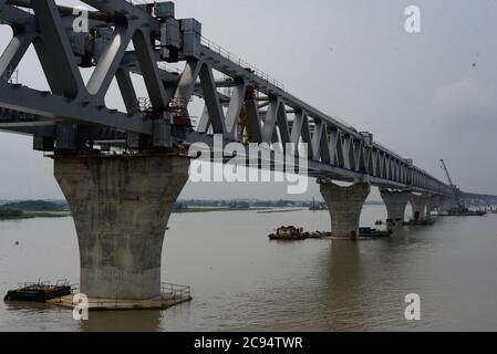 Dhaka, Bangladesh. 28 juillet 2020. Vue sur le pont de Padma, chemin de fer polyvalent, en construction. Le pont Padma est un méga projet bangladais financé par le pays lui-même. Il reliera Louhajong, Munshiganj à Shariatpur et Madaripur, ou le sud-ouest du Bangladesh aux régions du nord et de l'est. Crédit : SOPA Images Limited/Alamy Live News Banque D'Images