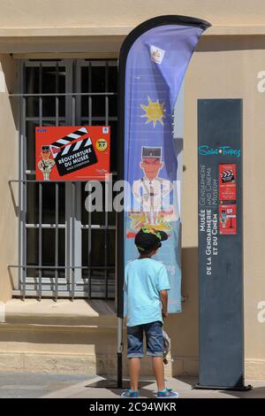 Avant la gendarmerie - Louis de Funes photo venez maques - photo de rue - Port de Saint Tropez France - samedi 4 juillet 2020 Banque D'Images