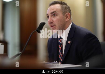 Le major Adam DeMarco, de la Garde nationale du district de Columbia, témoigne de la confrontation du 1er juin avec les manifestants de Lafayette Square près de la Maison Blanche lors d'une audience du Comité des ressources naturelles de la Maison sur Capitol Hill à Washington, États-Unis, le 28 juillet 2020. Crédit : Leah Milis/Pool via CNP | utilisation dans le monde entier Banque D'Images