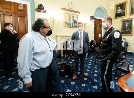 Le président Raúl Grijalva (démocrate de l'Arizona), à gauche, s'entretient avec Gregory T. Monahan, chef par intérim de la police du parc national des États-Unis, avant le début de l'audition de la commission des ressources naturelles de la Chambre sur « les questions sans réponse concernant l'attaque de la police du parc américaine le 1er juin contre des manifestants pacifiques à Lafayette Square », mardi, 28 juillet 2020. Crédit : Bill Clark/Pool via CNP | utilisation dans le monde entier Banque D'Images