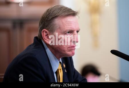 Le représentant des États-Unis Paul Gosar (républicain de l'Arizona), pose des questions à Gregory T. Monahan, chef par intérim de la police du parc national des États-Unis, lors de l'audition du Comité des ressources naturelles de la Chambre sur les « questions sans réponse concernant l'attaque de la police du parc américaine le 1er juin contre des manifestants pacifiques à Lafayette Square », le mardi 28 juillet 2020. Crédit : Bill Clark/Pool via CNP | utilisation dans le monde entier Banque D'Images