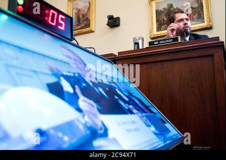 Le représentant des États-Unis Ruben Gallego (démocrate de l'Arizona), pose des questions à Gregory T. Monahan, chef par intérim de la police des parcs nationaux des États-Unis, lors de l'audition du Comité des ressources naturelles de la Chambre sur les « questions sans réponse concernant l'attaque de la police des parcs américaine le 1er juin contre des manifestants pacifiques à Lafayette Square », le mardi 28 juillet 2020.Credit: Bill Clark/Pool via CNP | utilisation dans le monde entier Banque D'Images