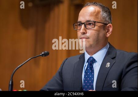 Steve K. Francis, directeur adjoint, enquêtes sur la sécurité intérieure Division des enquêtes sur le commerce mondial, directeur, Centre national de coordination des droits de propriété intellectuelle, Immigration des États-Unis, Douanes, Et l'application de la loi apparaît lors d'une audience du Comité sénatorial des finances intitulée « audiences pour examiner la protection de la fiabilité de la chaîne d'approvisionnement médicale des États-Unis pendant la pandémie COVID-19 » dans l'édifice Dirksen du Bureau du Sénat à Capitol Hill à Washington, DC., le mardi 28 juillet 2020. Crédit : Rod Lamkey/CNP | utilisation dans le monde entier Banque D'Images