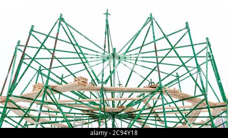 Échafaudage avec une plate-forme en bois sous forme de plate-forme debout comme structure d'un objet radial. Partie du cadre de l'arbre de Noël de la ville Banque D'Images