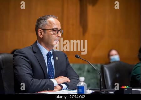 Steve K. Francis, directeur adjoint, enquêtes sur la sécurité intérieure Division des enquêtes sur le commerce mondial, directeur, Centre national de coordination des droits de propriété intellectuelle, Immigration des États-Unis, Douanes, Et l'application de la loi apparaît lors d'une audience du Comité sénatorial des finances intitulée « audiences pour examiner la protection de la fiabilité de la chaîne d'approvisionnement médicale des États-Unis pendant la pandémie COVID-19 » dans l'édifice Dirksen du Bureau du Sénat à Capitol Hill à Washington, DC., le mardi 28 juillet 2020. Crédit : Rod Lamkey/CNP | utilisation dans le monde entier Banque D'Images