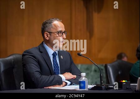 Steve K. Francis, directeur adjoint, enquêtes sur la sécurité intérieure Division des enquêtes sur le commerce mondial, directeur, Centre national de coordination des droits de propriété intellectuelle, Immigration des États-Unis, Douanes, Et l'application de la loi apparaît lors d'une audience du Comité sénatorial des finances intitulée « audiences pour examiner la protection de la fiabilité de la chaîne d'approvisionnement médicale des États-Unis pendant la pandémie COVID-19 » dans l'édifice Dirksen du Bureau du Sénat à Capitol Hill à Washington, DC., le mardi 28 juillet 2020. Crédit : Rod Lamkey/CNP | utilisation dans le monde entier Banque D'Images